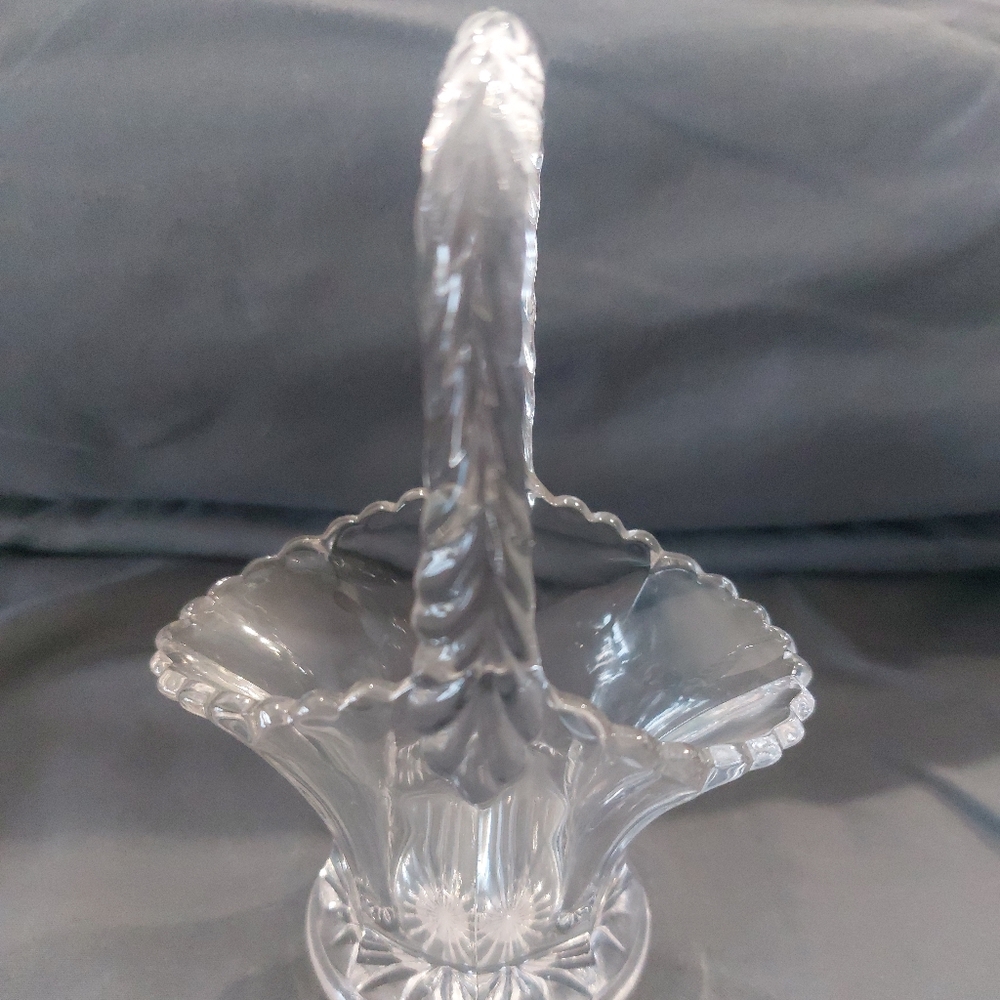 Small cut crystal basket with handle.